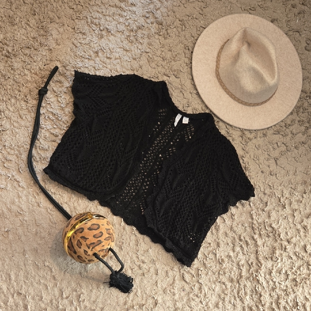 Relativity Black Cropped Buttoned Top